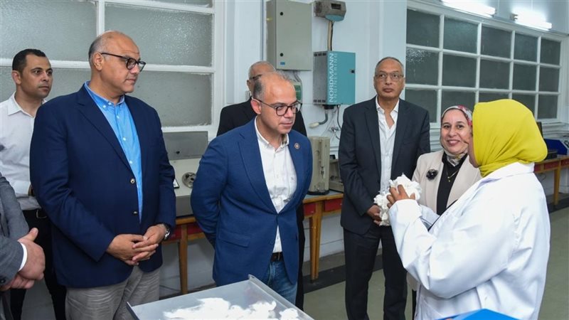 وزير الاستثمار ومحافظ الإسكندرية يبحثان مع “قيادات العامة للتحكيم واختبارات القطن” خطط التطوير