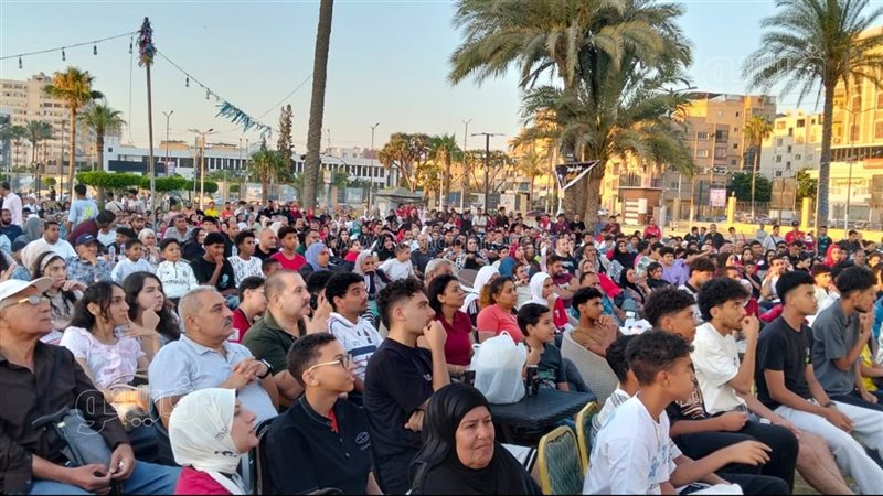 زحام أمام شاشات العرض بالإسماعيلية لمتابعة مباراة منتخب مصر وإيران (صور)