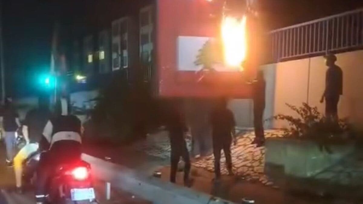 أنصار حزب الله يحرقون لافتات “لبنان أولاً”.. والجيش يحذر