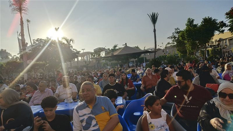 عائلات بأكملها تزين إستاد المنصورة الرياضي لتشجيع منتخب مصر أمام إيران (صور)