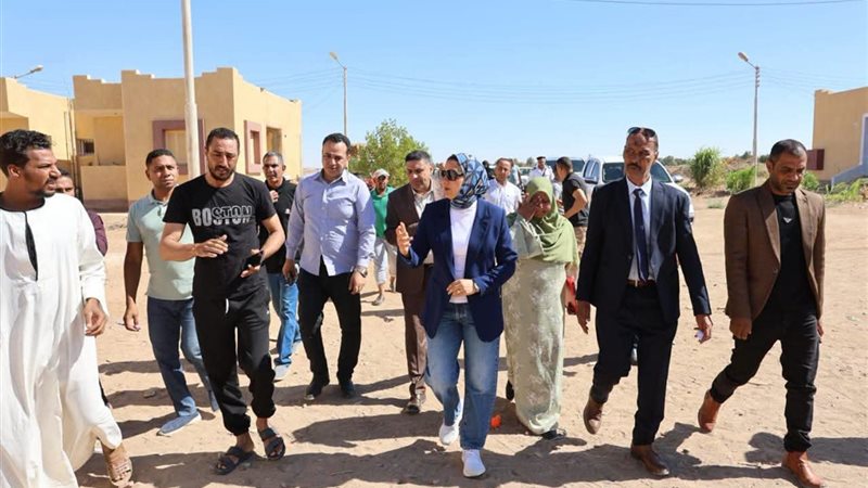 محافظ الوادي الجديد توجه بإنهاء إجراءات توزيع 200 فدان على منتفعي الإسكان الريفي بباريس
