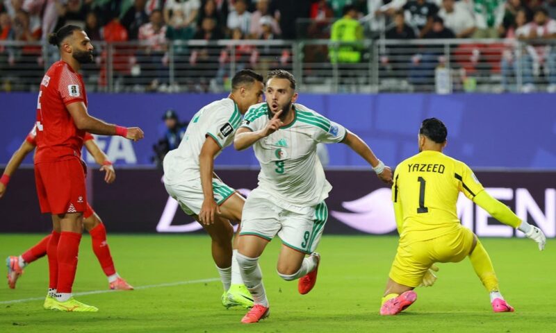 الجزائر تعود بثنائية وتهزم الأردن في كأس العالم