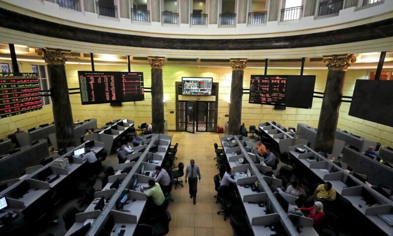 أسهم الشركات المصرية الصغيرة والمتوسطة تواصل التألق وضغوط على القيادية