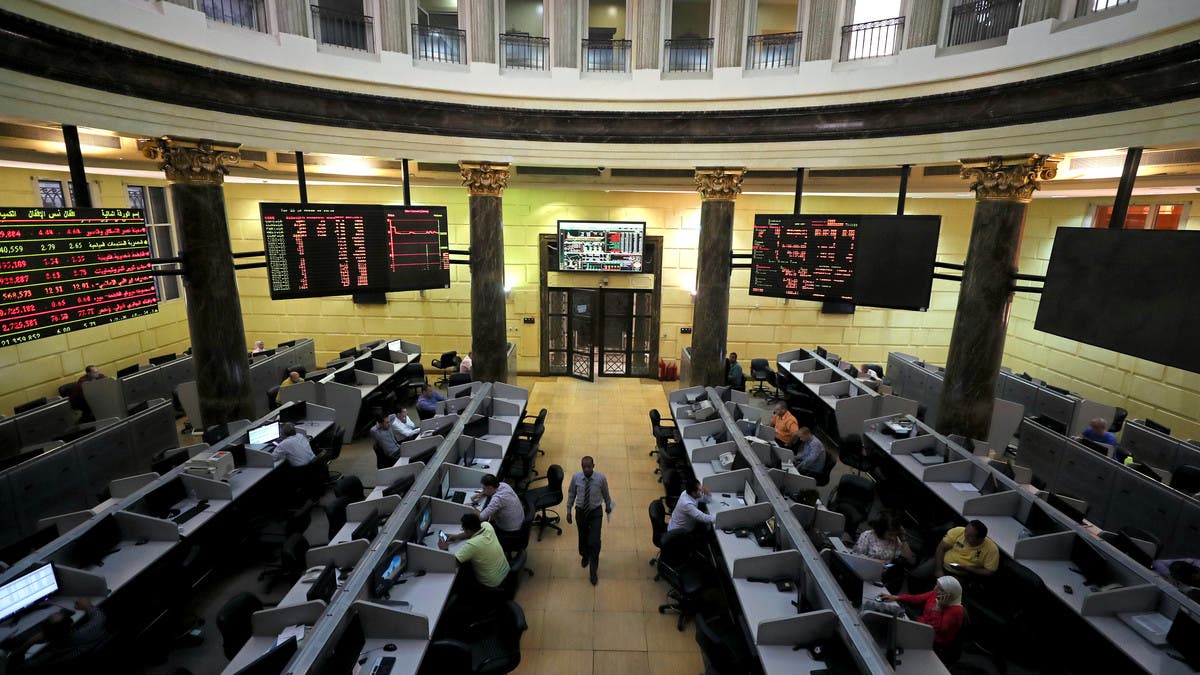 أسهم الشركات المصرية الصغيرة والمتوسطة تواصل التألق وضغوط على القيادية