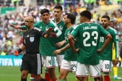 3 حالات طرد في المباراة الافتتاحية لكأس العالم، والمكسيك تهزم جنوب أفريقيا