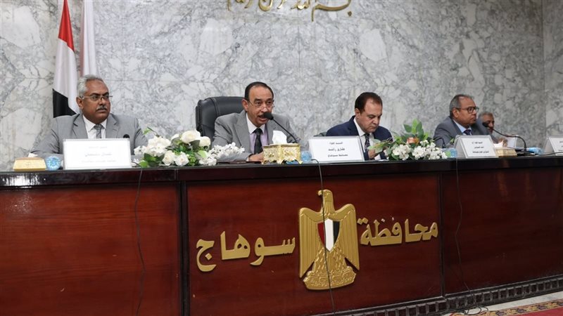 محافظ سوهاج يعقد اجتماعًا مع رؤساء ونواب الوحدات المحلية الجدد عقب حركة التنقلات الأخيرة
