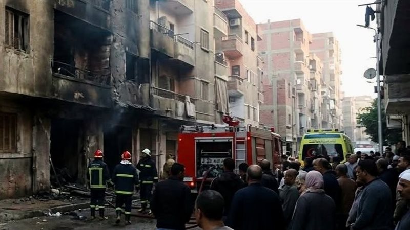 الفحص الأولي يكشف ملابسات انهيار عقار بمنشأة ناصر بعد حريق ورشة نجارة