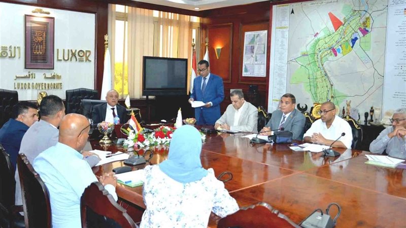 محافظ الأقصر يتابع ملفات التقنين والتصالح واسترداد حق الدولة