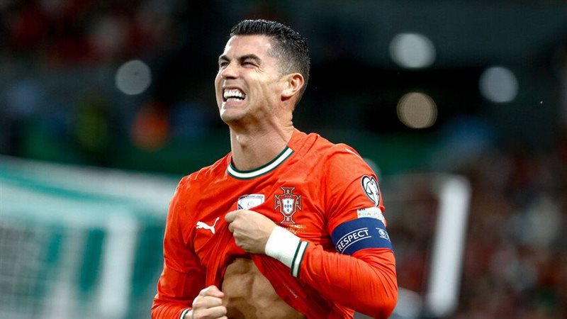 ميسي في صدارة القائمة، رونالدو يعادل إنجاز كلوزه ويتخطى مالديني