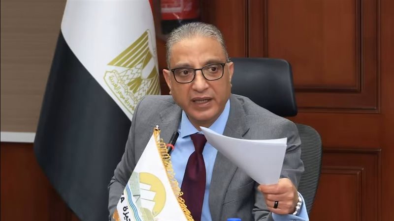 في اجتماعه مع مسؤولي شركات النظافة والمتعهدين، محافظ الجيزة: التصدي لظاهرة “الفريزة” والنباشين والتروسيكلات