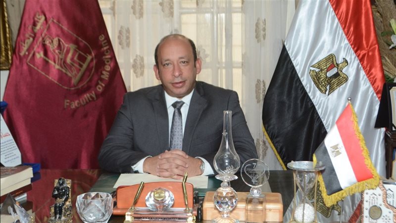 عميد قصر العيني مهنئًا الأساتذة الفائزين بجوائز جامعة القاهرة: نتاج طبيعي لتاريخ من العطاء