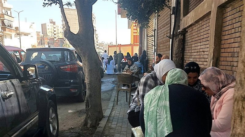 كأس العالم يسيطر على أحاديث أولياء الأمور أمام لجان الثانوية العامة بالعجمي