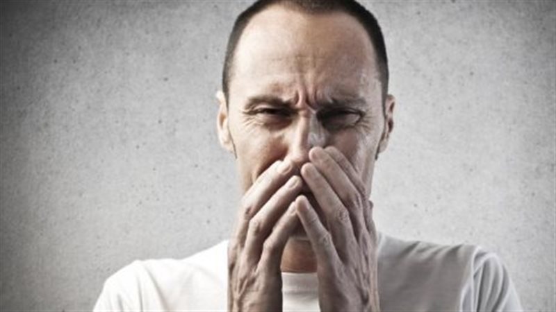 أحذر من خطورة كتم العطسة، استشاري: تصيب بانفجار حويصلات الرئة ونزيف بالمخ