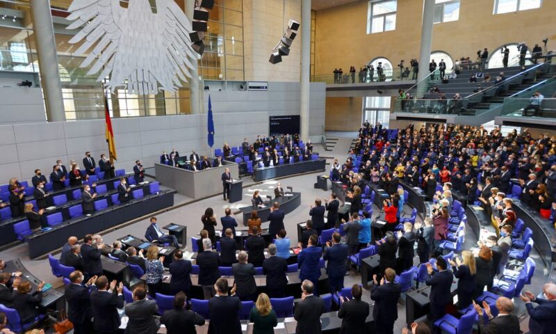 مستشار ألمانيا يدعو أعضاء البرلمان إلى دعم إصلاح نظام التقاعد