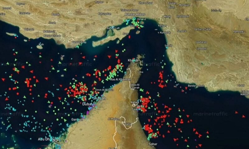 الضغوط تتزايد على الشحن البحري مع بقاء السفن عالقة في الخليج