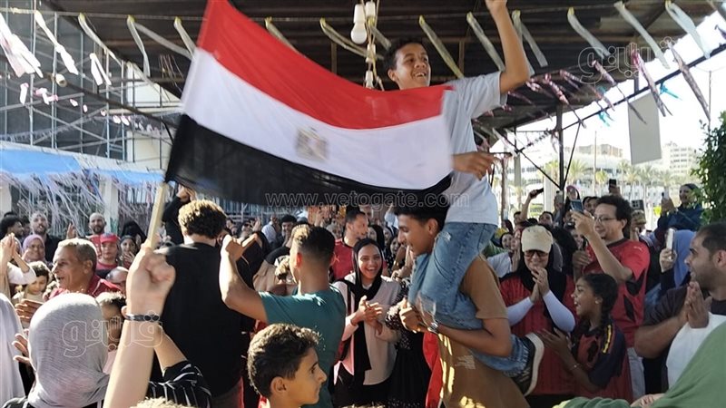 الرقص على السمسمية، فرحة أهالي الإسماعيلية بالتعادل مع إيران والتأهل لدور الـ 32 (صور)