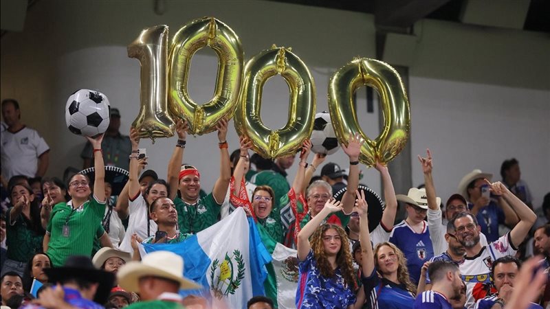 احتفال تاريخي، الجماهير تحتفي بالمباراة رقم 1000 في تاريخ كأس العالم خلال مواجهة تونس واليابان (صور)