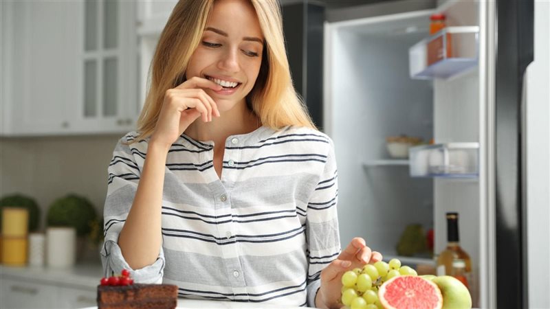 نصائح غذائية للتعامل مع الرغبة المستمرة في الحلويات