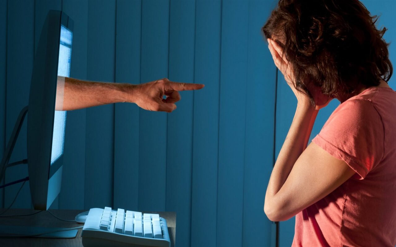 هفضحك| كيف تحمي نفسك من الابتزاز الإلكتروني.. خطوات نفسية وقانونية