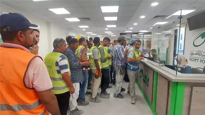 بعد ثورة 30 يونيو.. الدولة تعزز حماية العمالة غير المنتظمة بمنح تصل إلى 9 آلاف جنيه سنويًا.. رفع التعويضات ودمج العمال في سوق العمل الرسمي.. وتوسيع قاعدة المستفيدين بقرارات رئاسية