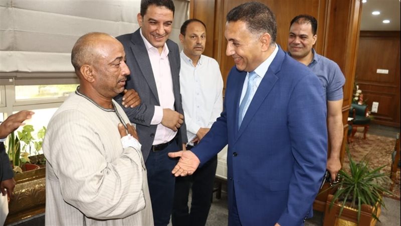 محافظ القليوبية يكرم عامل التشغيل بمحطة المياه لشجاعته في احتواء تسرب غاز الكلور