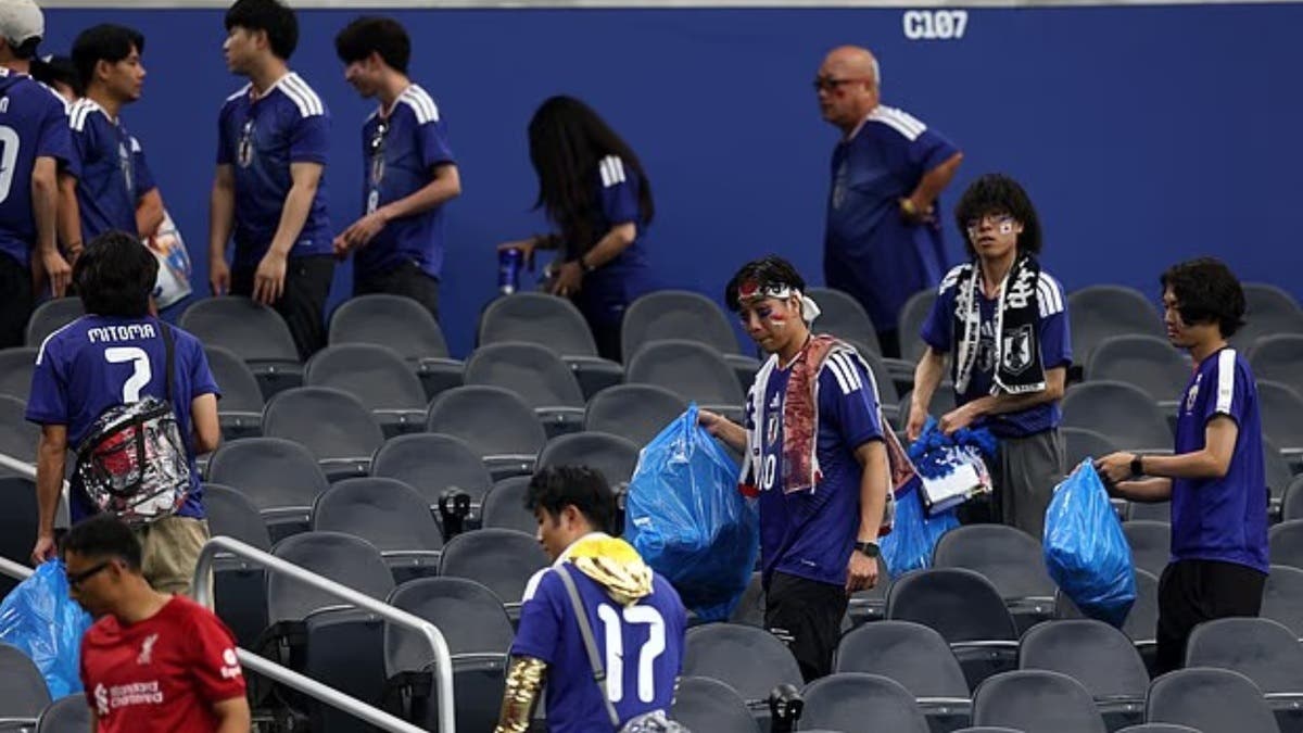 بالصور.. لاعب ينظف المدرجات مع اليابانيين بعد التعادل مع هولندا