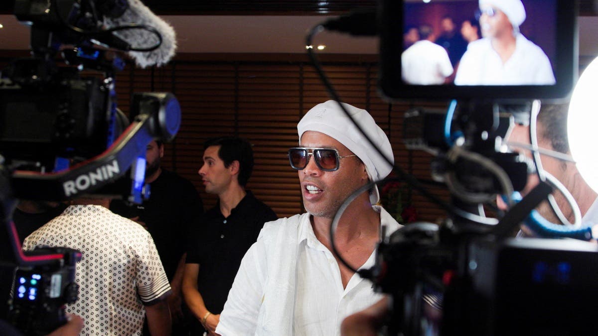 بعمر الـ 46 عاماً.. رونالدينيو يعود إلى الملاعب عبر بوابة ناد إيطالي
