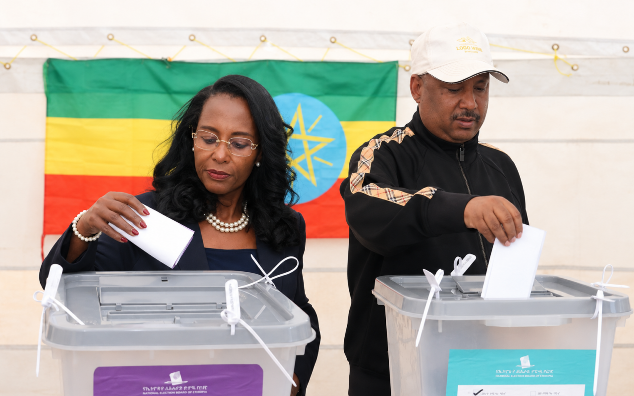 Voters Brave Cold Dawn as Mayor Urges for Patience