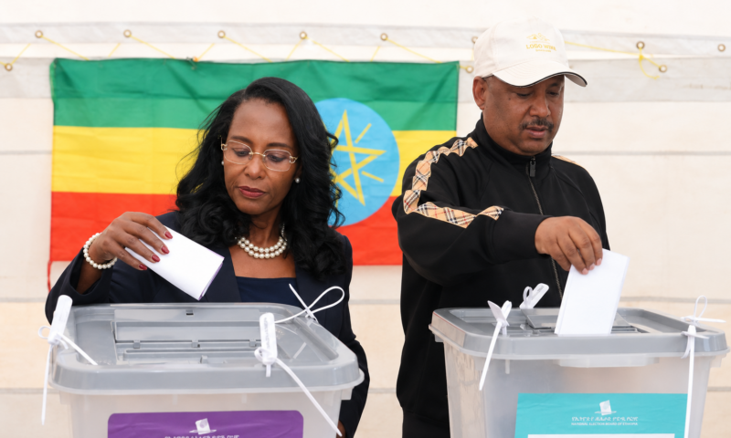 Voters Brave Cold Dawn as Mayor Urges for Patience
