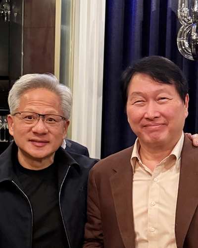 (LEAD) Nvidia chief, SK Group Chey meet in Taipei to discuss AI memory chip cooperation