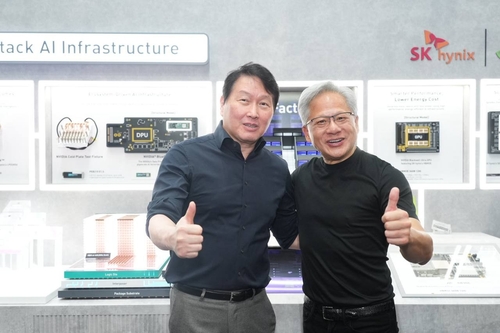 (3rd LD) Nvidia chief, SK Group Chey meet in Taipei to discuss AI memory chip cooperation