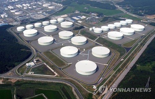 (LEAD) Gov’t extends public-private crude oil swap system until end-June