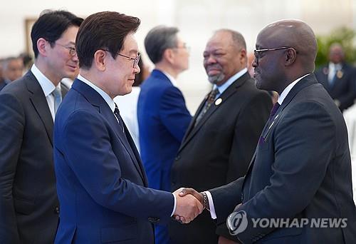 Lee meets African FMs, expresses hope for regular summit with African leaders