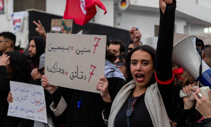 تونس: الصحافي مراد الزغيدي المسجون والمضرب عن الطعام في وضع “بالغ الخطورة” وفق دفاعه