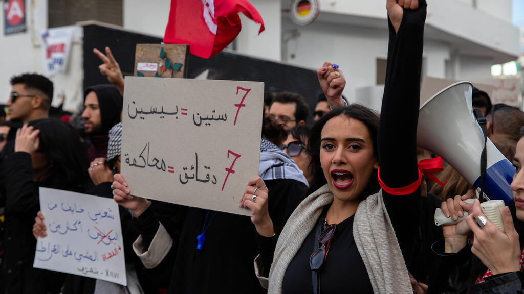 تونس: الصحافي مراد الزغيدي المسجون والمضرب عن الطعام في وضع “بالغ الخطورة” وفق دفاعه
