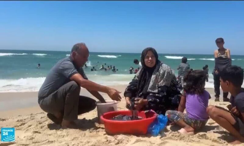 على رمال مخيم المواصي في غزة.. حياة قاسية تحت القصف وظلال النزوح