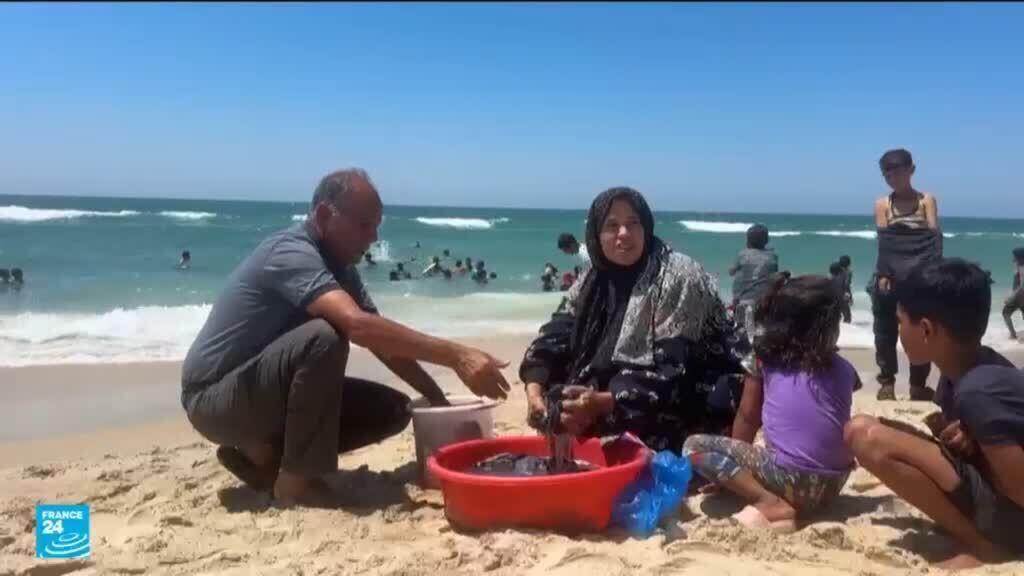 على رمال مخيم المواصي في غزة.. حياة قاسية تحت القصف وظلال النزوح