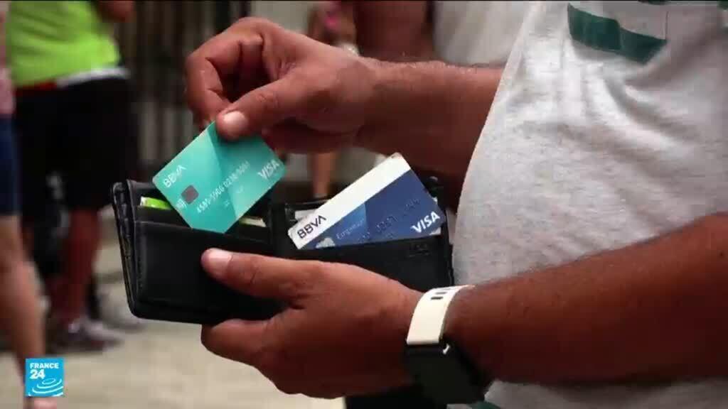 ضربة جديدة لكوبا: وقف استخدام بطاقات “فيزا وماستركارد” المصرفية في المعاملات المحلية