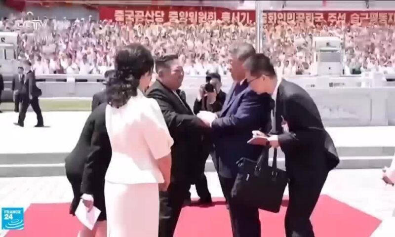 الرئيس الصيني شي جينبينغ يزور كوريا الشمالية ويشيد بصداقة “لا تقهر” بين بكين وبيونغ يانغ