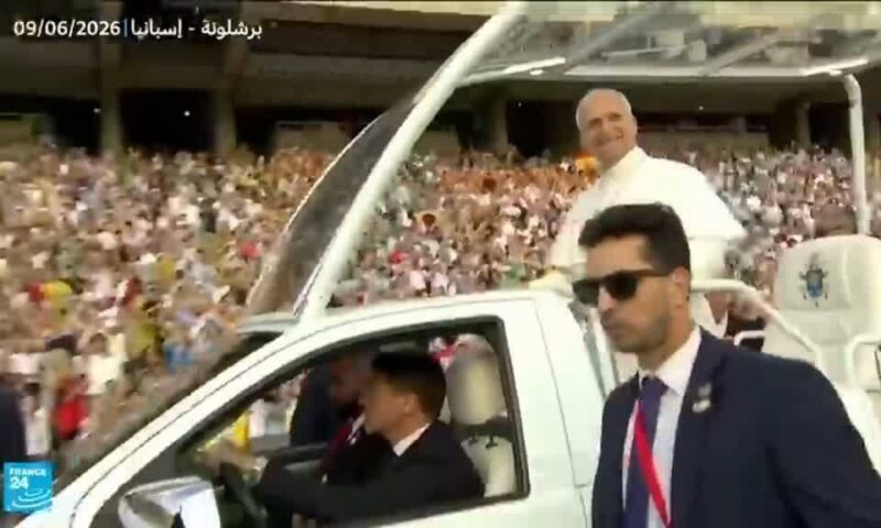 بابا الفاتيكان يترأس قداسا في كاتدرائية “ساغرادا فاميليا” ببرشلونة ويبارك برجها الجديد