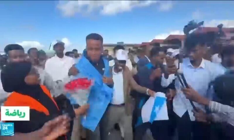 استقبال شعبي حاشد للحكم الدولي الصومالي عمر عرتن في مقديشو بعد عودته إلى الديار