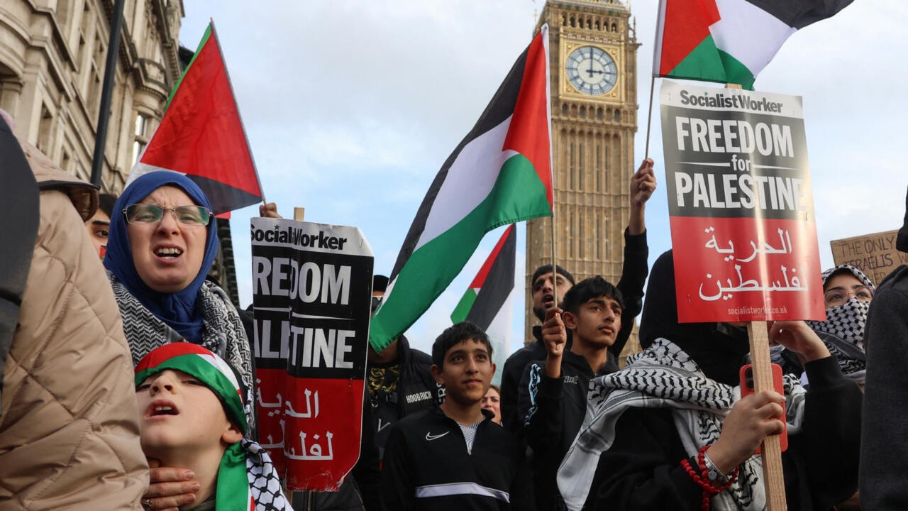 تصعيد الاحتجاجات في بريطانيا.. اقتحام مصنع وطعن ضد حظر “حركة فلسطين”