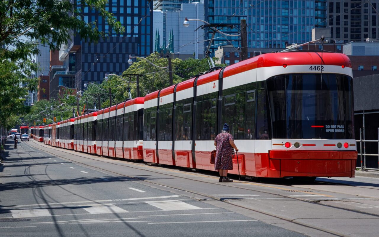 Police still looking for suspect 2 weeks after unprovoked Toronto streetcar assault