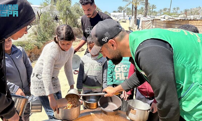 المملكة تواصل توزيع وجبات غذائية ساخنة في قطاع غزة