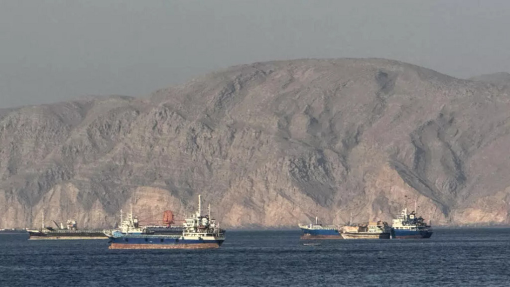 حلفاء ترامب يدافعون عن الاتفاق مع إيران.. وعُمان تعلن عن ممر مؤقت لعبور السفن في هرمز