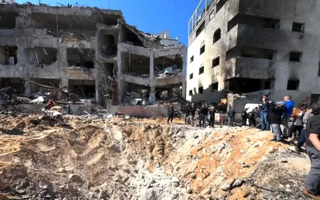 في اليوم الأول من الحرب.. الكشف عن إصابة موقع إسرائيلي حساس وسري بصاروخ باليستي إيراني 