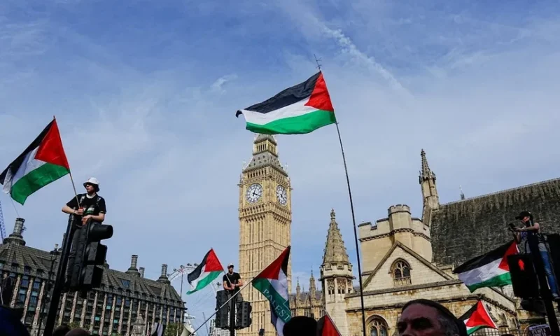 بعد حظر دخول مؤيدين لفلسطين.. تحذيرات من قمع الحريات في بريطانيا 