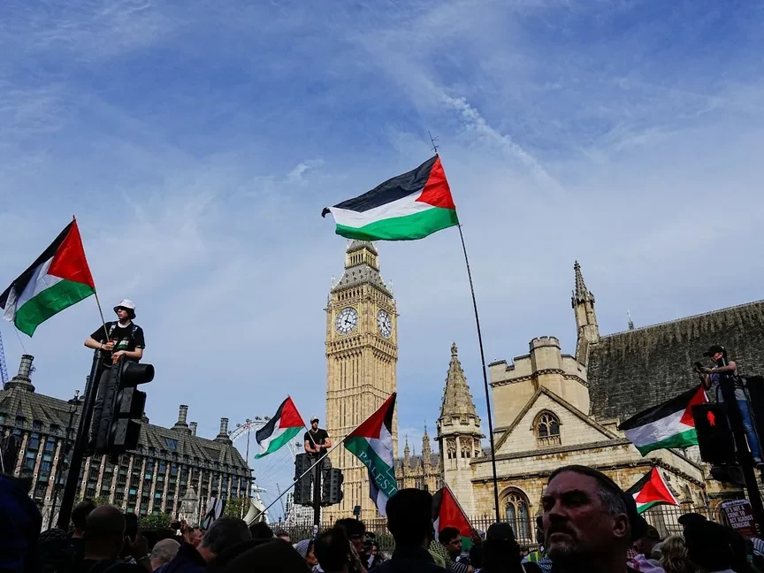 بعد حظر دخول مؤيدين لفلسطين.. تحذيرات من قمع الحريات في بريطانيا 