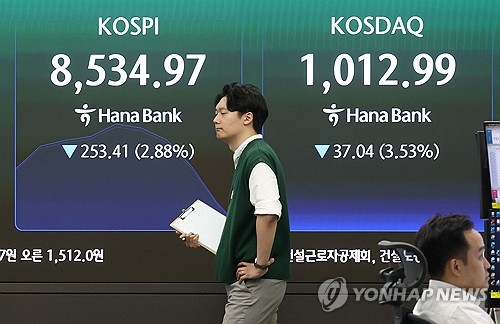 Seoul shares sharply down late Tue. morning on profit-taking