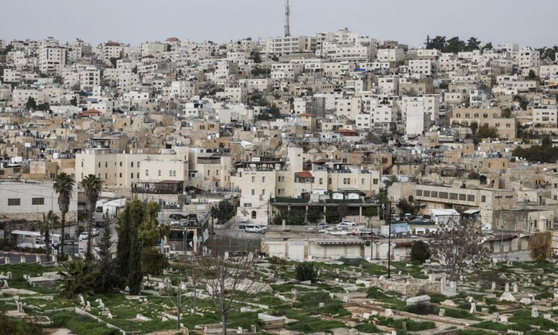 صحيفة عبرية: خطة استيطانية لإقامة 100 بؤرة داخل مناطق “أ” بالضفة
